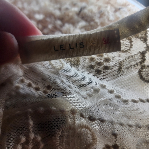 Le Lis Cream Sheer Lace Blouse Size Medium - Picture 4 of 8
